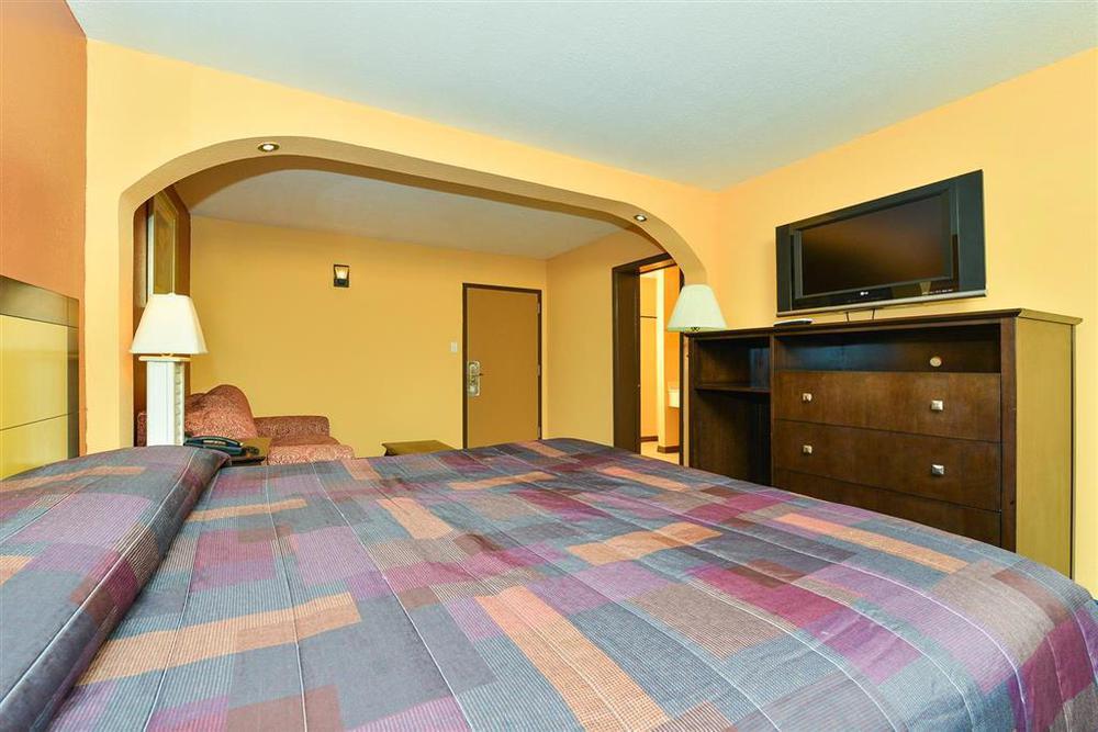 Days Inn & Suites By Wyndham Tampa - Ybor City Quarto foto